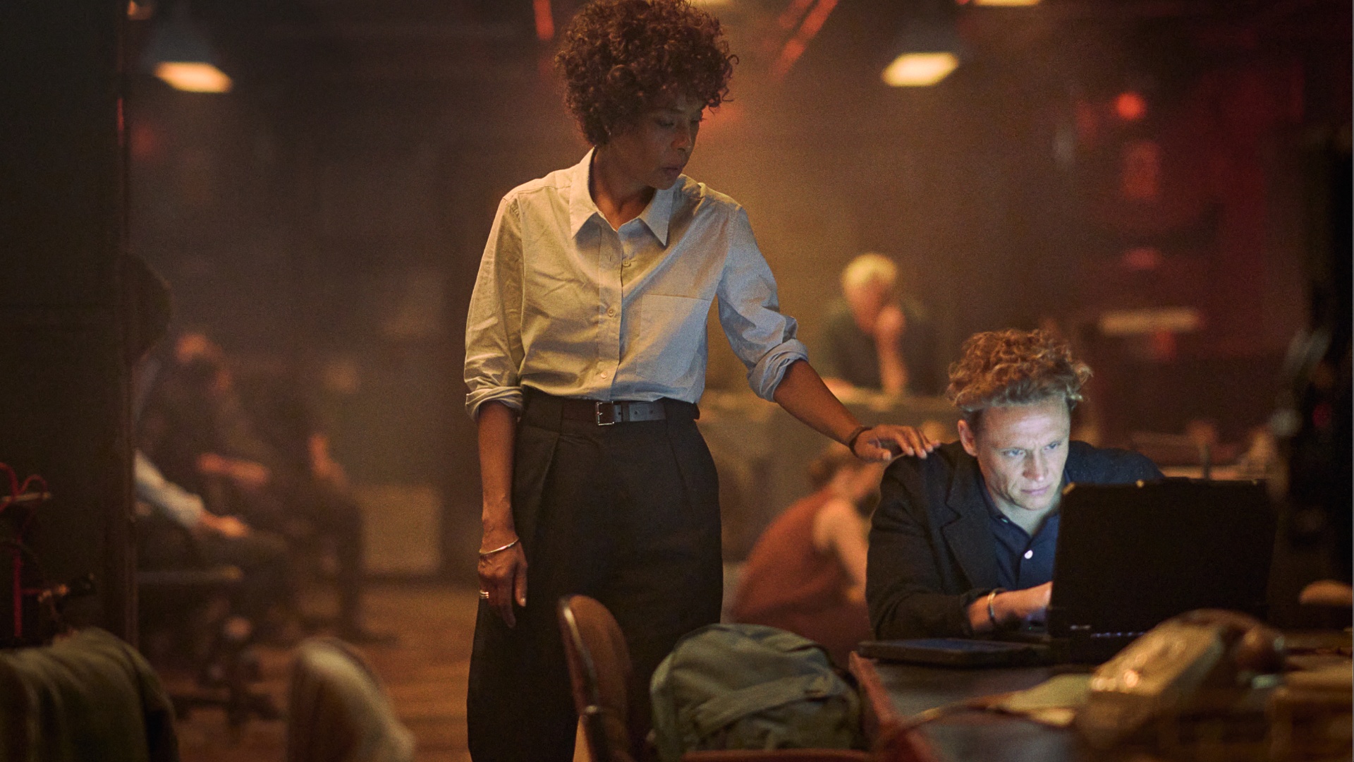 Sophie Okonedo et Matthias Schweighöfer dans Heart of Stone