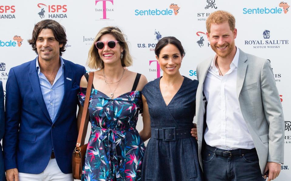 Nachi Figueras, mannequin de longue date de Ralph Lauren, et sa femme Delfina Blaquier posent avec Meghan et Harry lors du Sentebale Polo 2018, qui s'est tenu au Royal County of Berkshire Polo Club