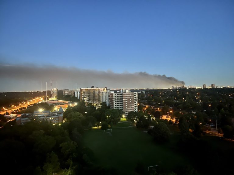 La «majorité» de l’incendie sur le site industriel de Toronto est éteinte, selon le chef adjoint des pompiers