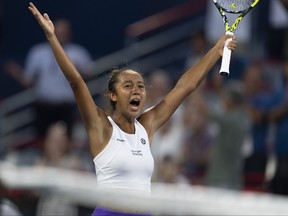 Leylah Fernandez du Canada célèbre sa victoire contre Beatriz Haddad Maia du Brésil lors du tournoi de tennis Open Banque Nationale à Montréal, le mercredi 9 août 2023.