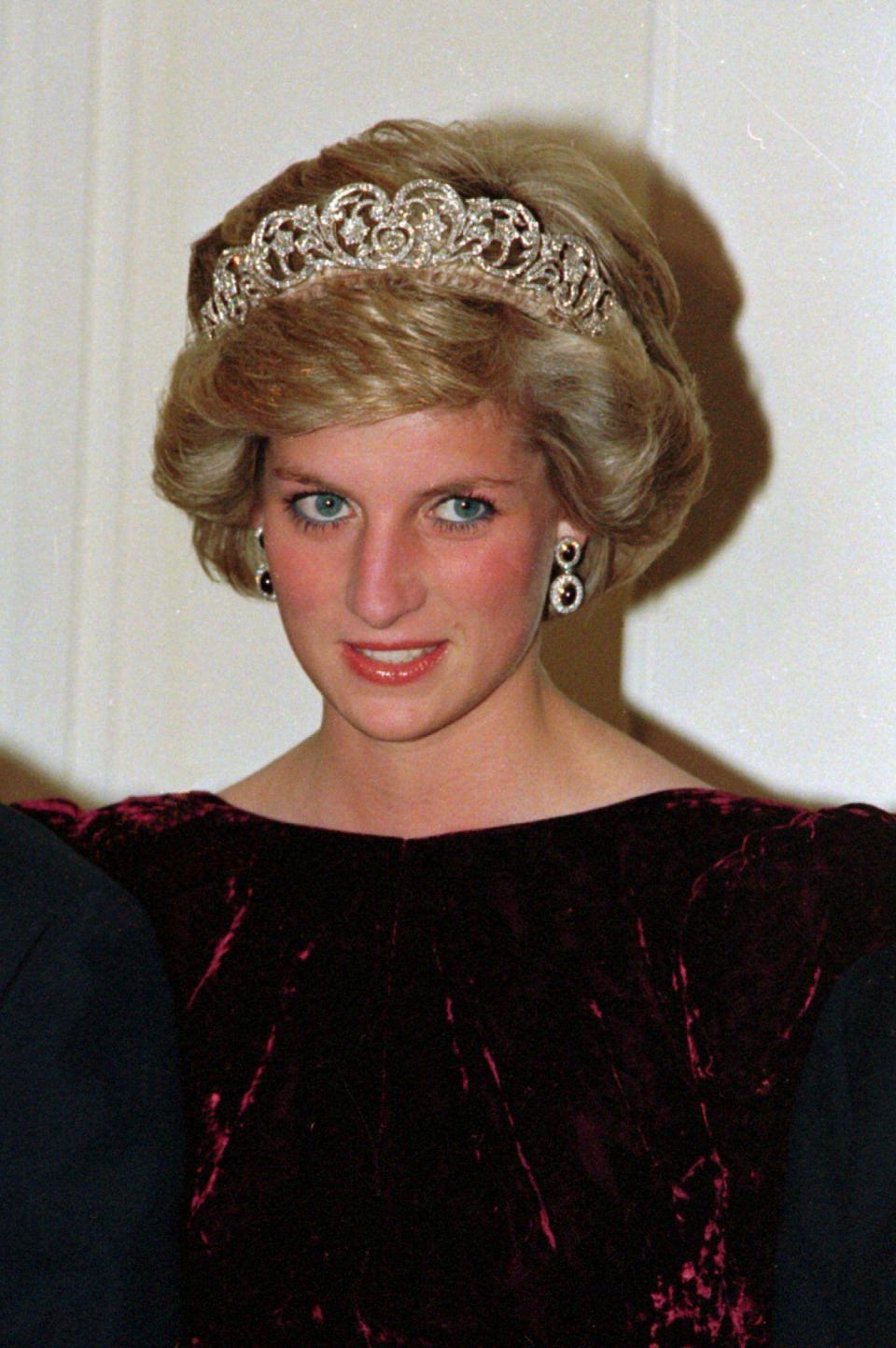 La princesse Diana de Grande-Bretagne porte le diadème Spencer alors qu'elle et le prince Charles assistent à un dîner d'État à la Maison du gouvernement à Adélaïde, Australie, le 7 novembre 1985. (AP Photo/Jim Bourdier)