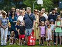 Une veillée publique est organisée pour Karolina Huebner-Makurat au parc Jimmie Simpson sur la rue Queen Est, près de l'avenue Carlaw à Toronto le lundi 17 juillet 2023. 