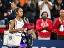 Leylah Fernandez du Canada quitte le terrain après sa défaite de 6-2, 6-3 contre Danielle Collins des États-Unis le jour 4 lors de l'Omnium Banque Nationale au Stade IGA le 10 août 2023 à Montréal.