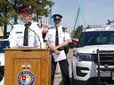 Des agents des services de police de tout l'Ontario ont lancé le projet ERASE, Éliminer les activités de course dans les rues partout, devant Canada's Wonderland le mercredi 9 mai 2018. (De gauche à droite) Insp.  Ed Villamere, sergent-chef de l'OPP.  Chuck Kaizer et le sergent de la Police régionale de York.  Karen Hodge a parlé des dangers des courses de rue lors de la conférence de presse.