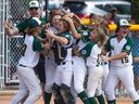 North Regina célèbre après avoir vaincu l'équipe de la Colombie-Britannique lors du match de championnat pour les Championnats de la petite ligue canadienne sur les terrains de baseball de la North Regina Little League le jeudi 10 août 2023 à Regina. 