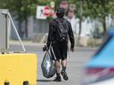 L'ancien porteur de ballon des Roughriders de la Saskatchewan Jerome Messam quitte le stade Mosaic lundi après-midi.