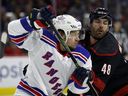 Vladimir Tarasenko des Rangers de New York patine avec Jordan Martinook des Hurricanes de la Caroline lors de la deuxième période du match au PNC Arena le 11 février 2023 à Raleigh, en Caroline du Nord. 