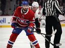 Nate Thompson des Canadiens et Logan Brown des Sénateurs d'Ottawa gardent les yeux sur le jeu lors d'un match de la LNH au Centre Bell à Montréal le 11 décembre 2019.