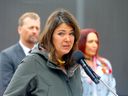 La première ministre de l'Alberta, Danielle Smith, lors d'une conférence de presse à Calgary le 28 juillet.