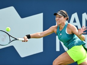 L'Américaine Jessica Pegula étire la raquette lors de son match contre sa compatriote Coco Gauff lors de l'Omnium Banque Nationale au Stade IGA le vendredi 11 août 2023 à Montréal.