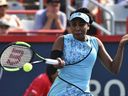 Venus Williams fait un retour contre Caroline Dolehide à la Coupe Rogers à Montréal en 2018.