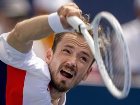 Daniil Medvedev sert à Alex de Minaur