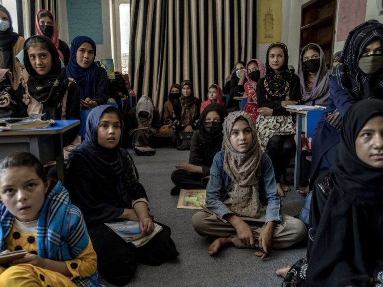 Deux ans après le début du régime taliban, des femmes afghanes demandent au Canada de l’éducation et de rendre des comptes