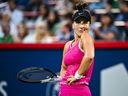 Bianca Andreescu du Canada regarde après avoir perdu un point contre Camila Giorgi d'Italie lors de la deuxième journée lors de l'Omnium Banque Nationale au Stade IGA le 8 août 2023 à Montréal.