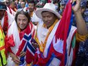 L'alpiniste norvégienne Kristin Harila, à gauche, et son guide sherpa népalais Tenjen Sherpa, à droite, qui ont gravi les 14 plus hautes montagnes du monde en un temps record, arrivent à Katmandou, au Népal, le samedi 5 août 2023. 