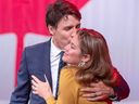 Le chef libéral Justin Trudeau célèbre avec sa femme, Sophie Grégoire, après avoir remporté un gouvernement minoritaire au quartier général de la nuit des élections le 22 octobre 2019 à Montréal. 