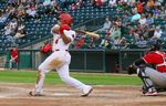 Le receveur des Goldeyes Chris Burgess se connecte avec un terrain des RedHawks hier soir.  Les Goldeyes ont gagné 8-2.  Photo de David Mahussier