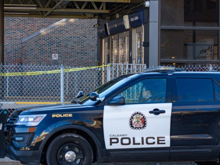 Saignement du cou, la victime poignardée a appuyé sur le bouton d’aide à la station CTrain avant de s’effondrer