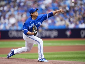 Hyun Jin Ryu # 99 des lanceurs des Blue Jays de Toronto aux Cubs de Chicago lors de la première manche de leur match de la MLB au Rogers Centre le 13 août 2023 à Toronto