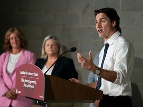 Le premier ministre Justin Trudeau prend la parole lors d'une visite dans un complexe d'appartements en construction à Hamilton, en Ontario, le lundi 31 juillet 2023.