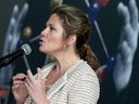 Sophie Grégoire Trudeau chante un numéro qu'elle a écrit lors d'un hommage à Martin Luther King à l'hôtel de ville d'Ottawa en 2016.