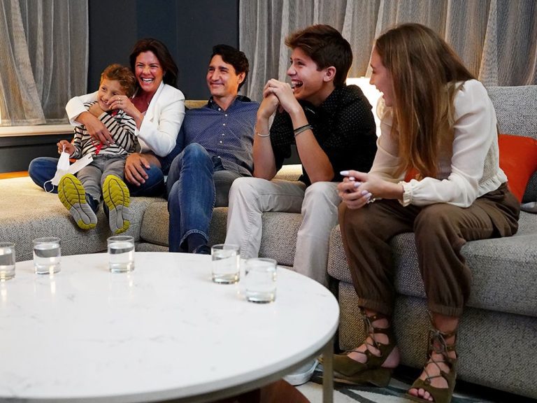 La famille Trudeau est en vacances ensemble.  Faut-il vraiment partir en vacances avec son ex ?