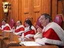 Le juge de la Cour suprême du Canada, Nicholas Kasirer, fait un geste pendant qu'il prend la parole lors de sa cérémonie d'accueil officielle dans la salle d'audience de la Cour suprême du Canada, à Ottawa, le 4 novembre 2019.