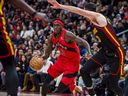 Pascal Siakam des Raptors se dirige vers le filet alors que Frank Kaminsky des Atlanta Hawks défend lors d'un match le samedi 14 janvier 2023. 