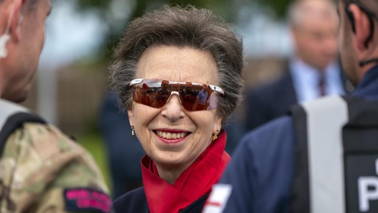 Une photo des coulisses du roi et d’Anne lors du couronnement marque l’anniversaire de la princesse