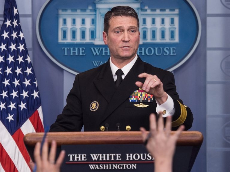 La vidéo montre le représentant du Texas, Ronny Jackson, réprimandant les flics après avoir été battu au sol au rodéo