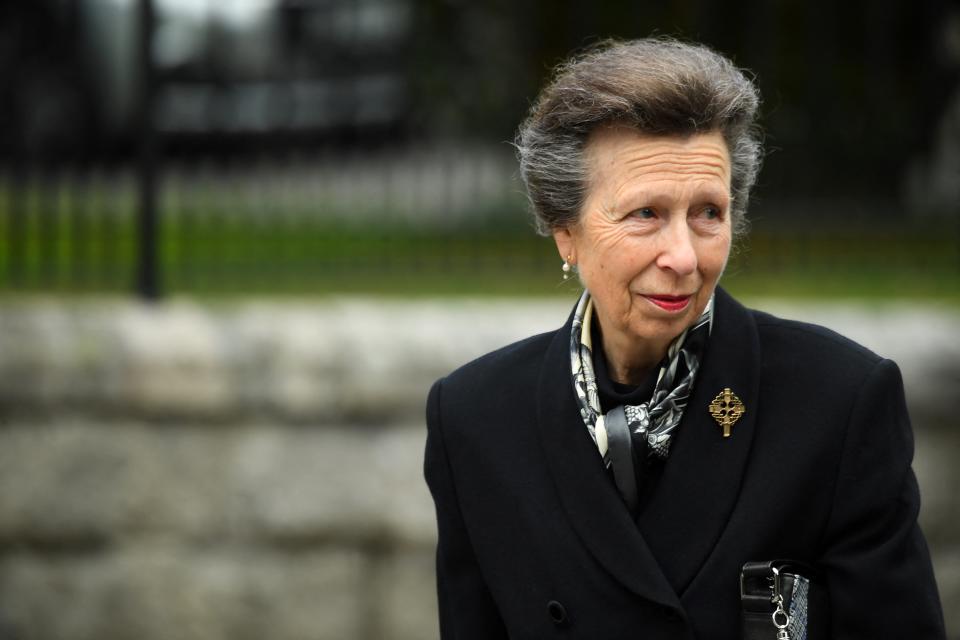 La princesse britannique Anne, princesse royale, regarde les fleurs placées à l'extérieur du château de Balmoral à Ballater, le 10 septembre 2022, deux jours après la mort de la reine Elizabeth II à l'âge de 96 ans. - Le roi Charles III s'est engagé à suivre l'exemple de sa mère de 