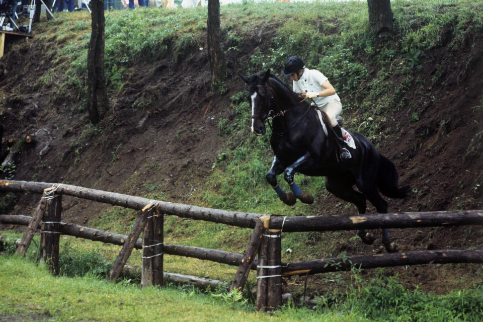 La princesse Anne, à cheval sur Goodwill, lors de la section cross-country du concours complet de trois jours aux Jeux olympiques de Montréal.  (Photo de S&G/PA Images via Getty Images)