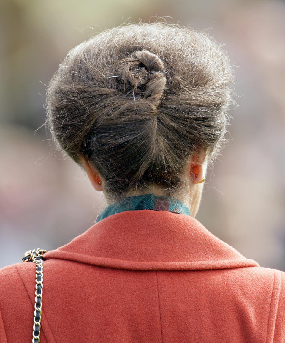 LIVERPOOL, ROYAUME-UNI - 07 AVRIL : (SOUS EMBARGO POUR LA PUBLICATION DANS LES JOURNAUX BRITANNIQUES JUSQU'À 48 HEURES APRÈS LA DATE ET L'HEURE DE CRÉATION) La princesse Anne, les cheveux de la princesse royale en chignon tenus avec des pinces à cheveux alors qu'elle assiste au 