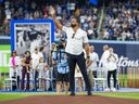 L'ancien joueur des Blue Jays Jose Bautista vagues avant de lancer le premier lancer à la suite d'une cérémonie où son nom a été dévoilé sur le 