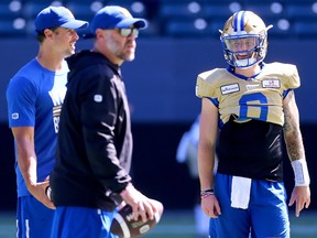 Les bombardiers Dru Brown (à droite) avec le quart-arrière blessé Zach Collaros (à gauche) et le coordinateur offensif Buck Pierce