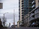 La Tour CN derrière les condos de la communauté Liberty Village de Toronto.