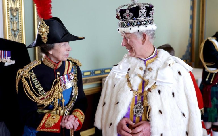 King partage des photos poignantes de lui-même et de la princesse Anne pour marquer son 73e anniversaire