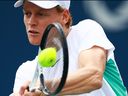 Jannik Sinner, d'Italie, frappe un coup contre Alex De Minaur, d'Australie, lors de la finale du simple lors de la septième journée de l'Omnium Banque Nationale, qui fait partie du Hologic ATP Tour, au stade Sobeys le 13 août 2023 à Toronto.