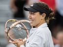 Jessica Pegula des États-Unis pose avec le trophée après avoir remporté la finale du tournoi de tennis Open Banque Nationale contre Liudmila Samsonova de Russie à Montréal, le dimanche 13 août 2023.