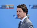 Le premier ministre Justin Trudeau arrive pour assister au sommet de l'OTAN à Vilnius, en Lituanie. 