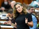 La ministre des Finances Chrystia Freeland pendant la période des questions à la Chambre des communes sur la Colline du Parlement à Ottawa.