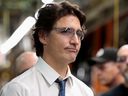 Le premier ministre Justin Trudeau porte des lunettes de sécurité lors de la visite de l'usine de montage de Stellantis à Windsor en janvier de cette année.  Des pressions sont exercées sur les gouvernements canadiens pour qu'ils concluent un accord qui garantira une usine de batteries pour Windsor.