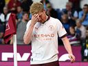 Kevin De Bruyne de Manchester City réagit après avoir subi une blessure.