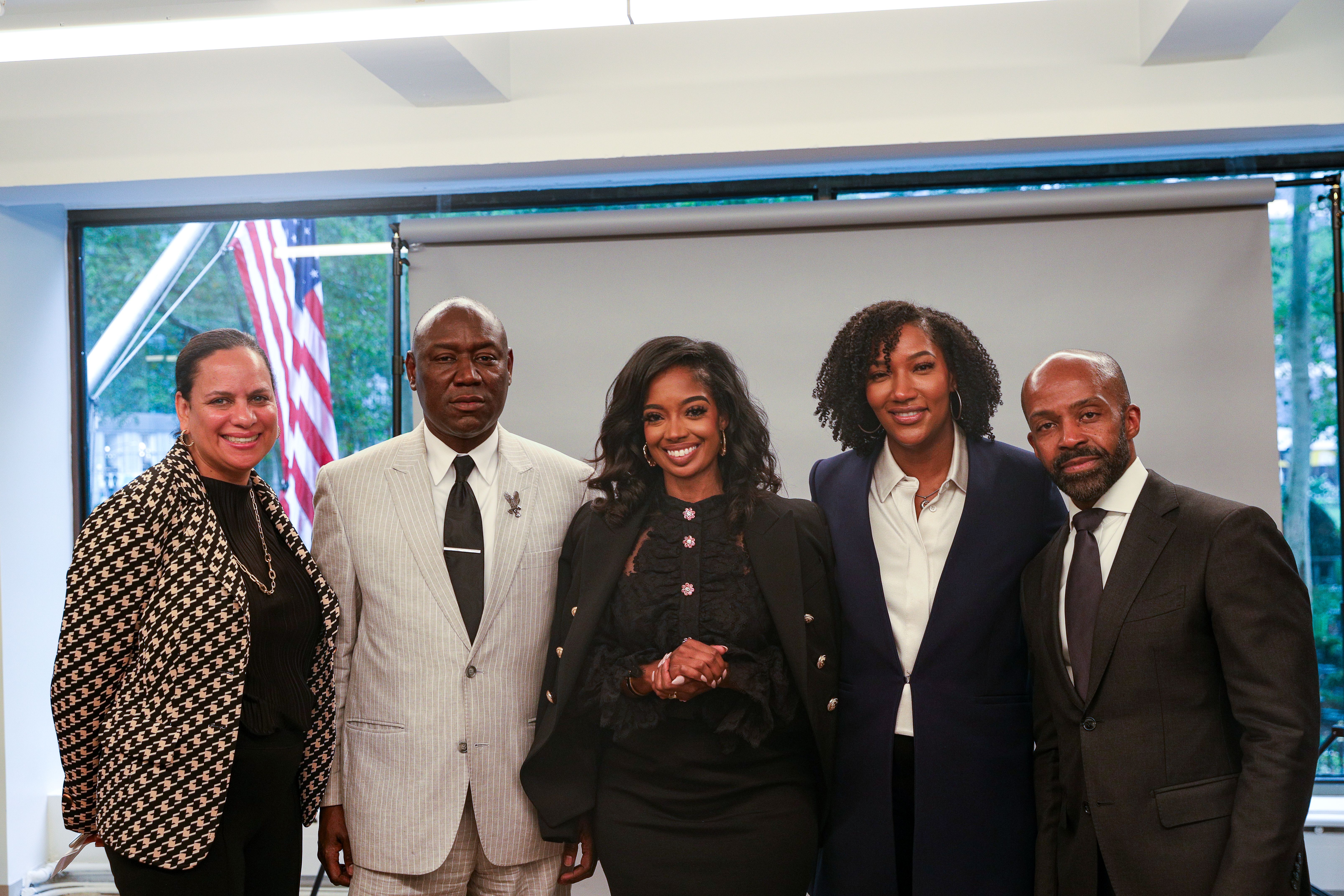 Les fondateurs de Fearless Fund et leur conseiller juridique prennent des photos lors d'une conférence de presse à New York.