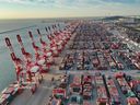 Grues et conteneurs d'expédition au port de Yingkou, dans la province du Liaoning, au nord-est de la Chine.