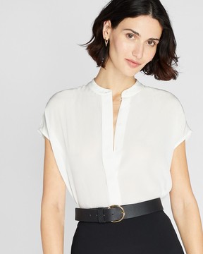 Chemise en soie à patte de boutonnage, 169,50 $ au Club Monaco, clubmonaco.ca.