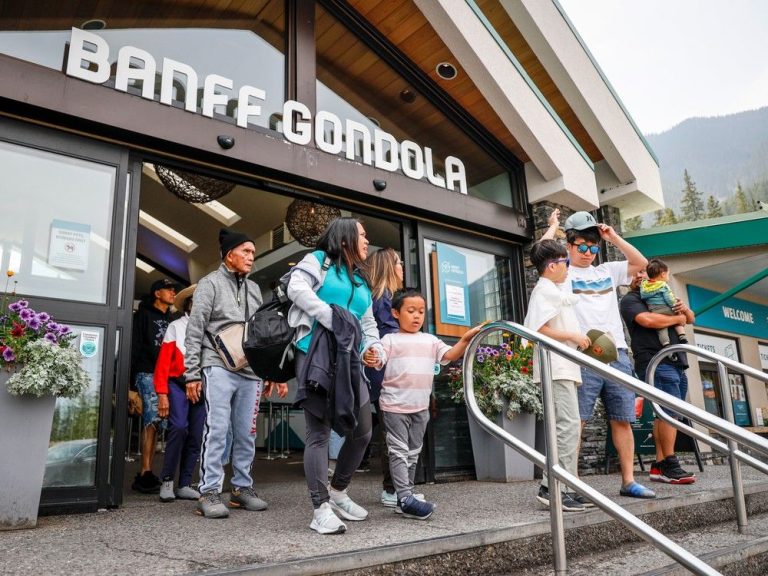 Des hélicoptères appelés après une panne de courant à Banff Gondola ont attiré plus de 300 touristes