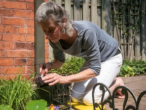 Lisa Osterland dans son jardin à sa maison de Westmount