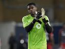 Le gardien de but du Toronto FC Sean Johnson applaudit les fans après l'action de football quart de finale du Championnat canadien contre le CF Montréal à Toronto le mardi 9 mai 2023. La saison cauchemardesque du Toronto FC a pris une autre tournure pour le pire mercredi avec des nouvelles que Johnson sera absent quatre à six semaines avec une main cassée.