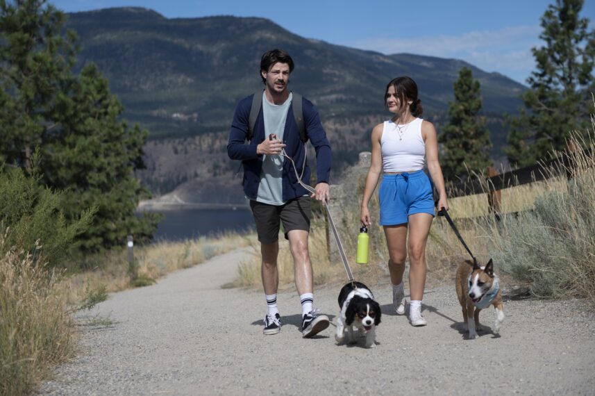 Grant Gustin et Lucy Hale dans 